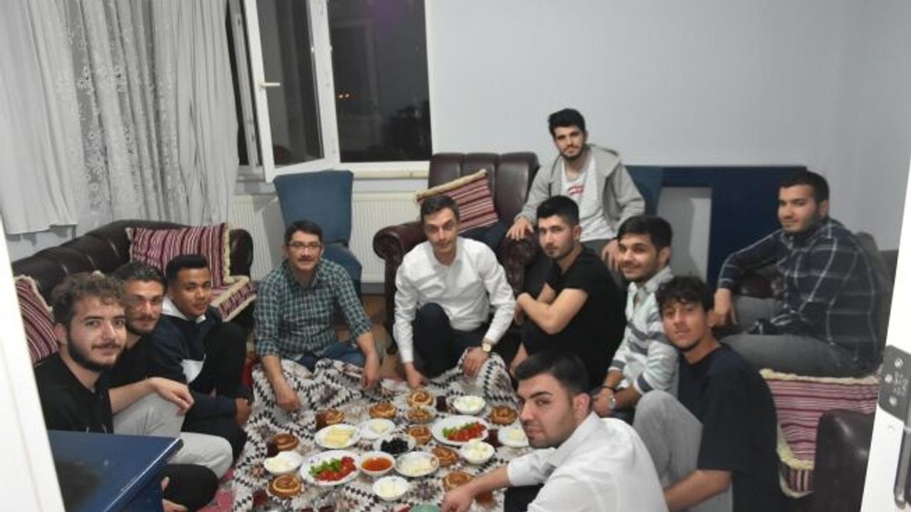 Şehzadeler Belediye Başkanı Ömer Faruk Çelik , sahurunu üniversite öğrencileri ile birlikte yaptı