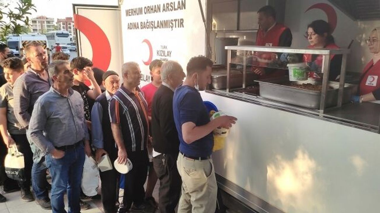 Türk Kızılay Manisa Şubesi 6 Bin Kişiye Sıcak Yemek Dağıttı