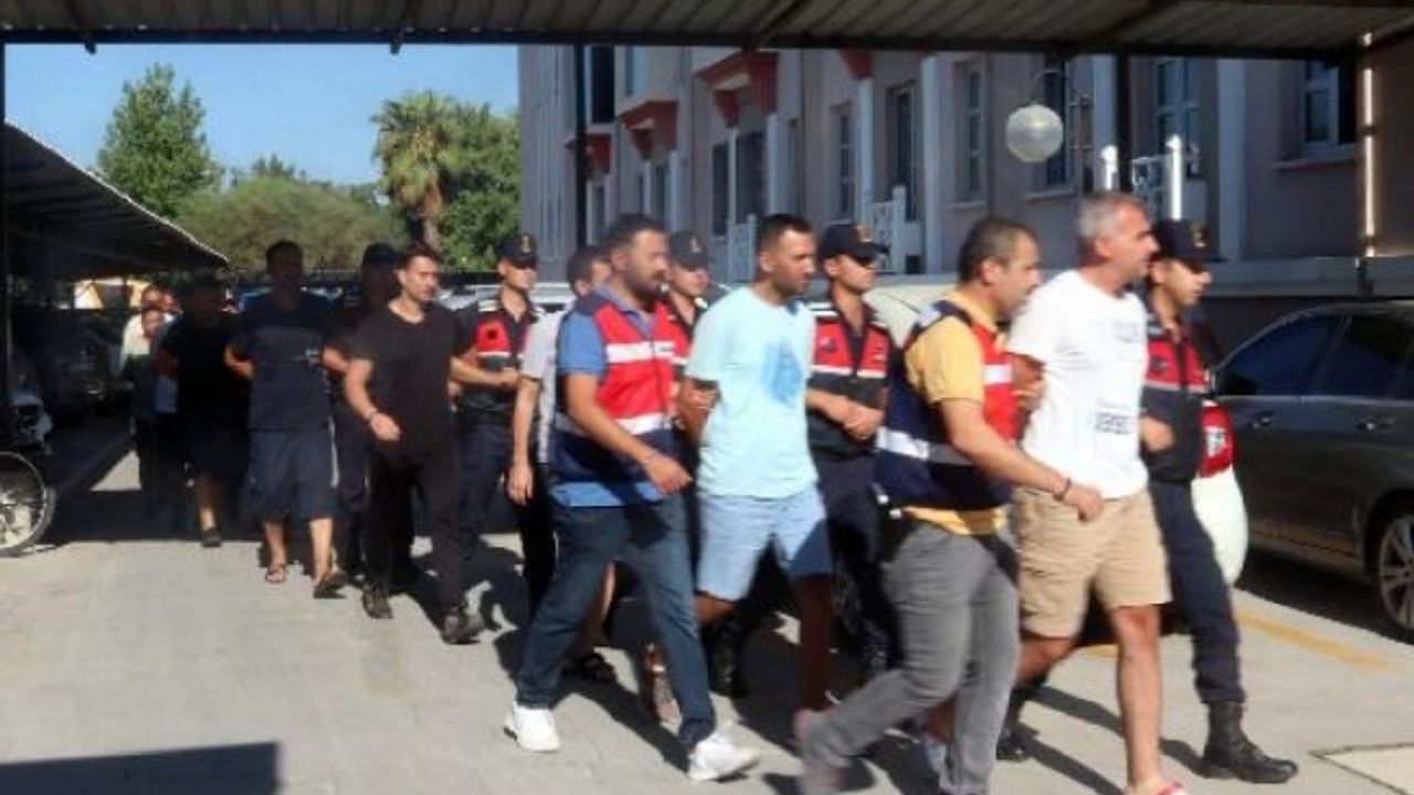 Tekne ile kaçmaya çalışan 17 FETÖ şüphelisi yakalandı