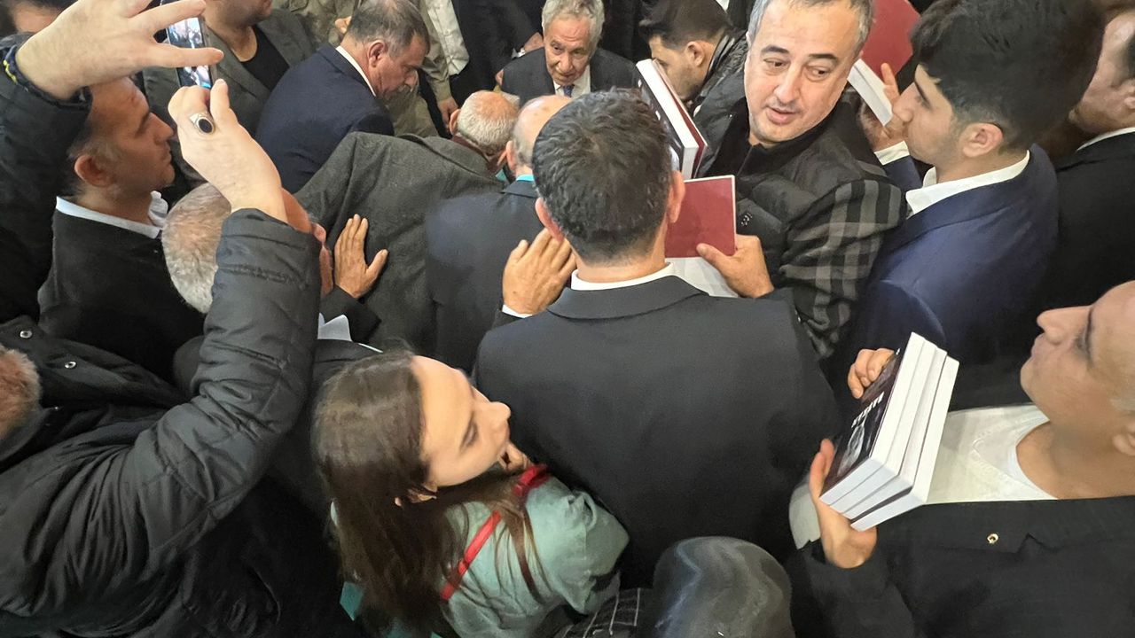 Bülent Arınç kitap imza günü için gittiği Şanlıurfa'da izdihama yol açtı