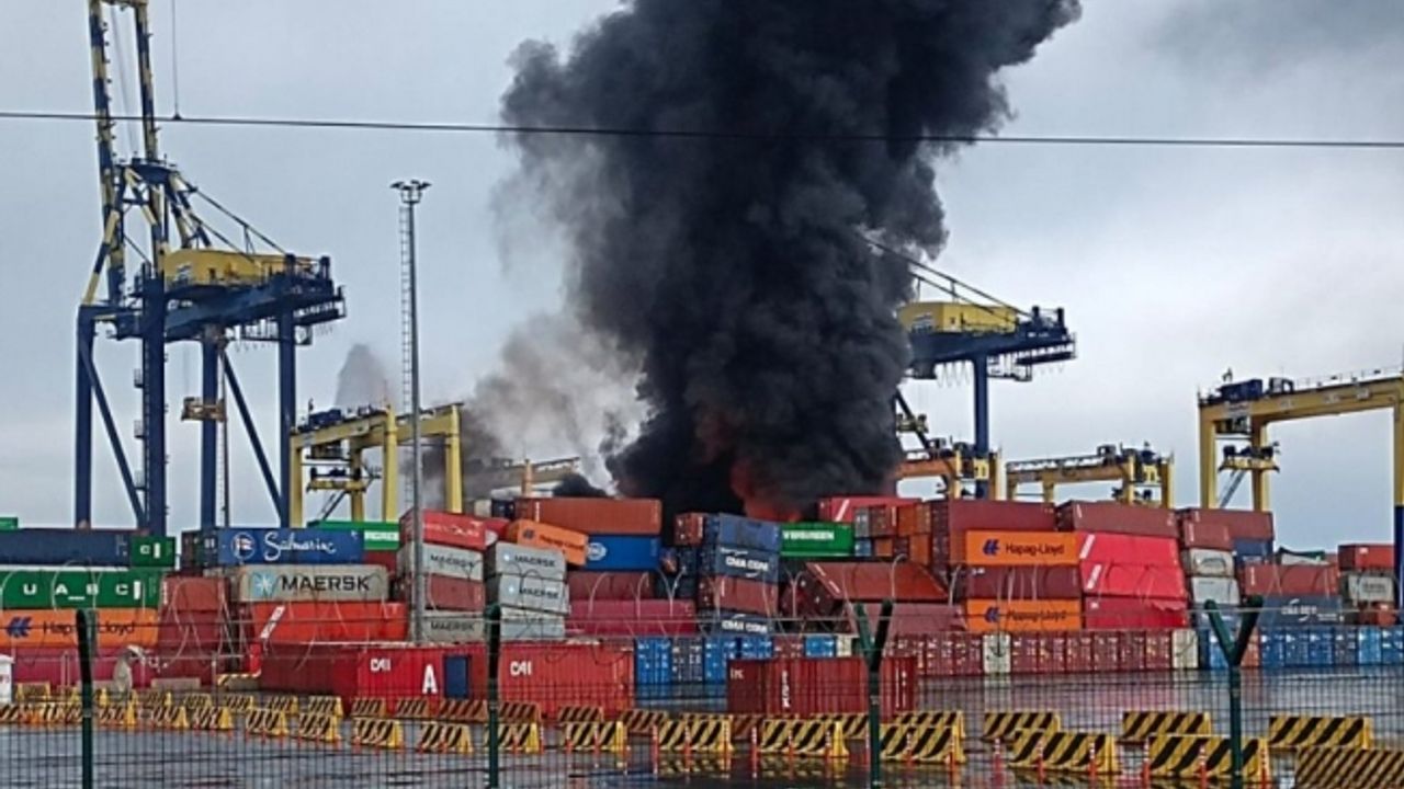 Deprem sonrası İskenderun Limanı'nda yangın