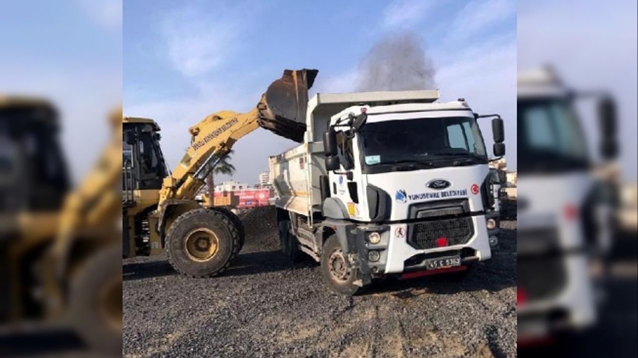 Yunusemre Belediyesi'nden depremzedeler için kurulacak konteyner evlerin zemin tesviyesine destek