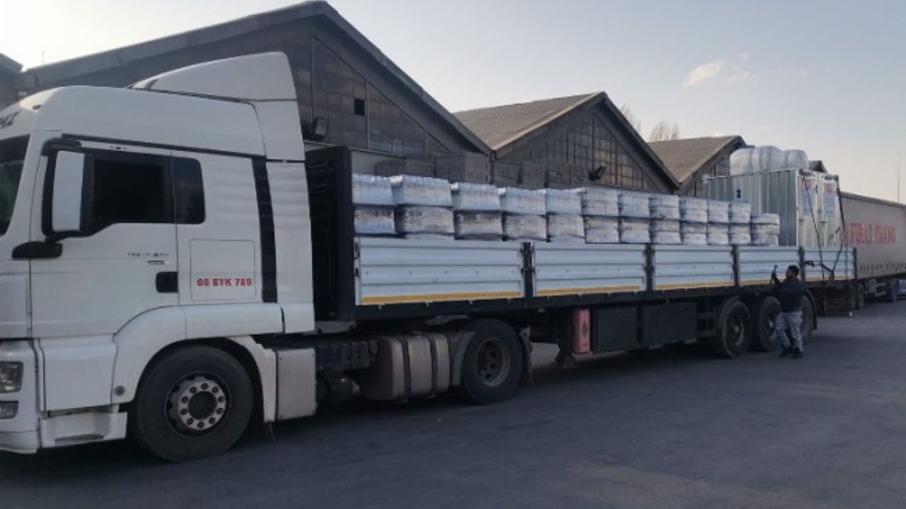 Hatay'a 4 tır, Maraş'a 1 tır içme suyu