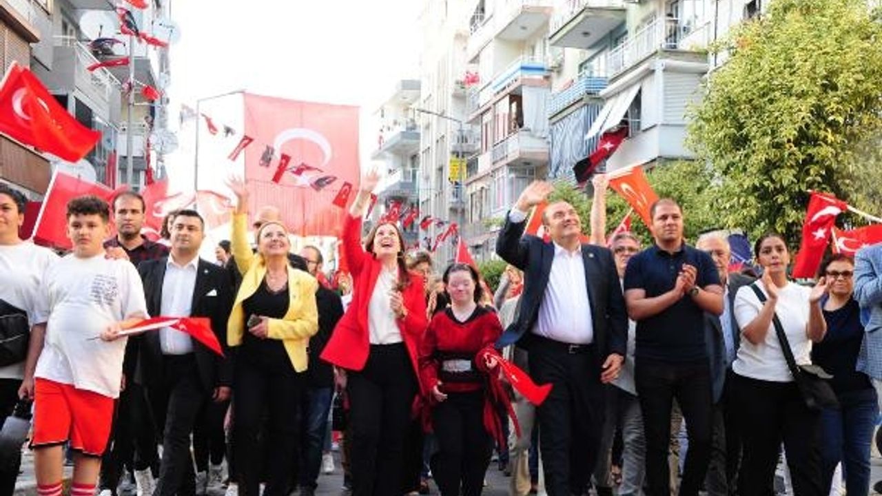 Balçova'da 19 Mayıs'ı kortej yürüyüşü ve halk oyunları gösterileriyle kutladı