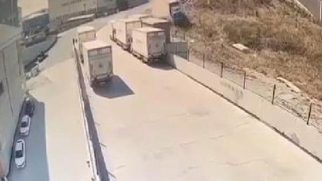 Arnavutköy'de park halindeyken hareket eden TIR duvara çarptı