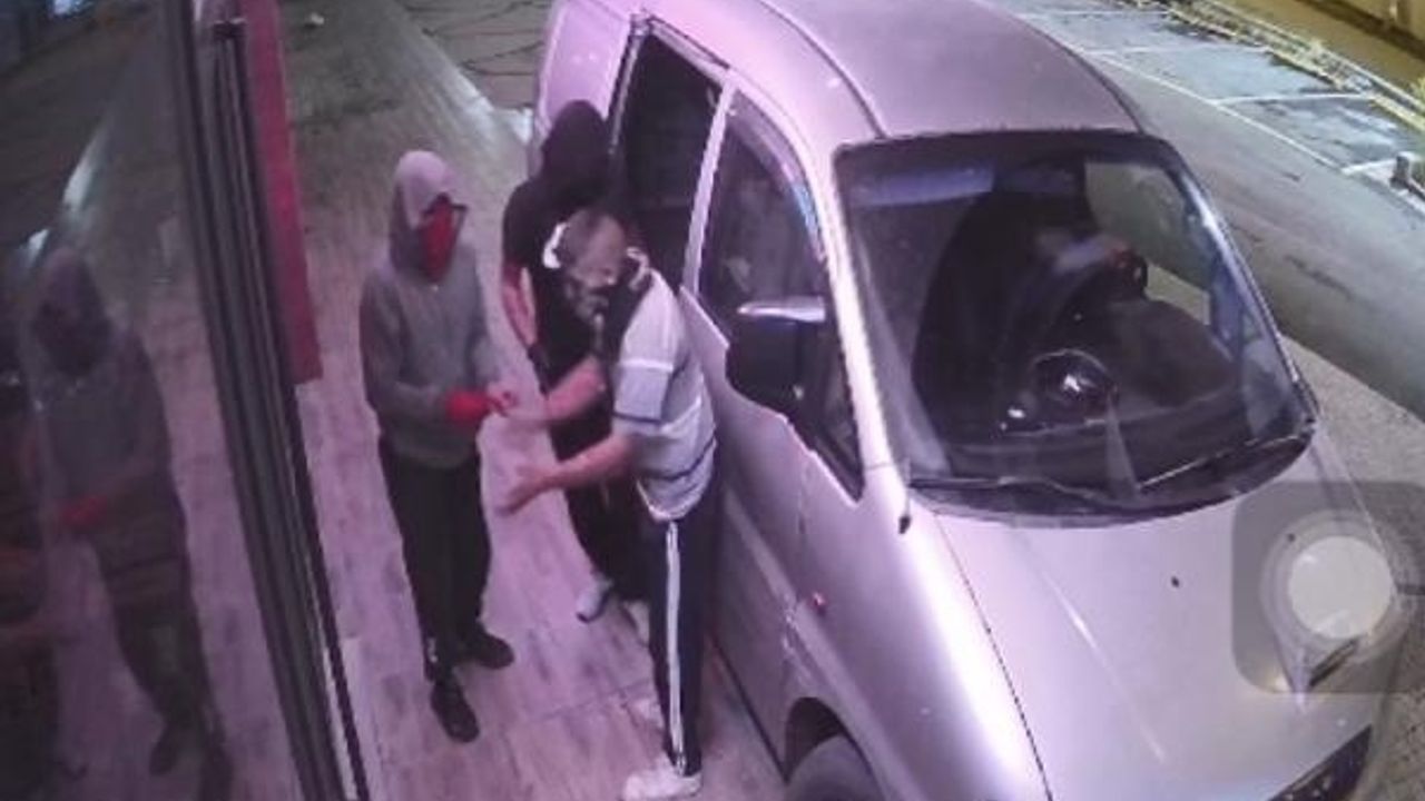 Hırsızlar levye ile açamayınca araç ile girdiler