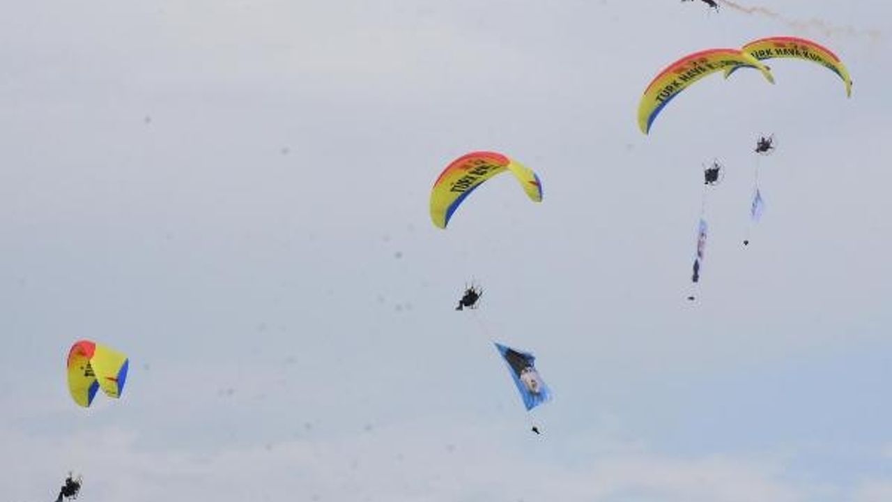 TEKNOFEST'te paraşüt atlayış ekibi gösteri yaptı