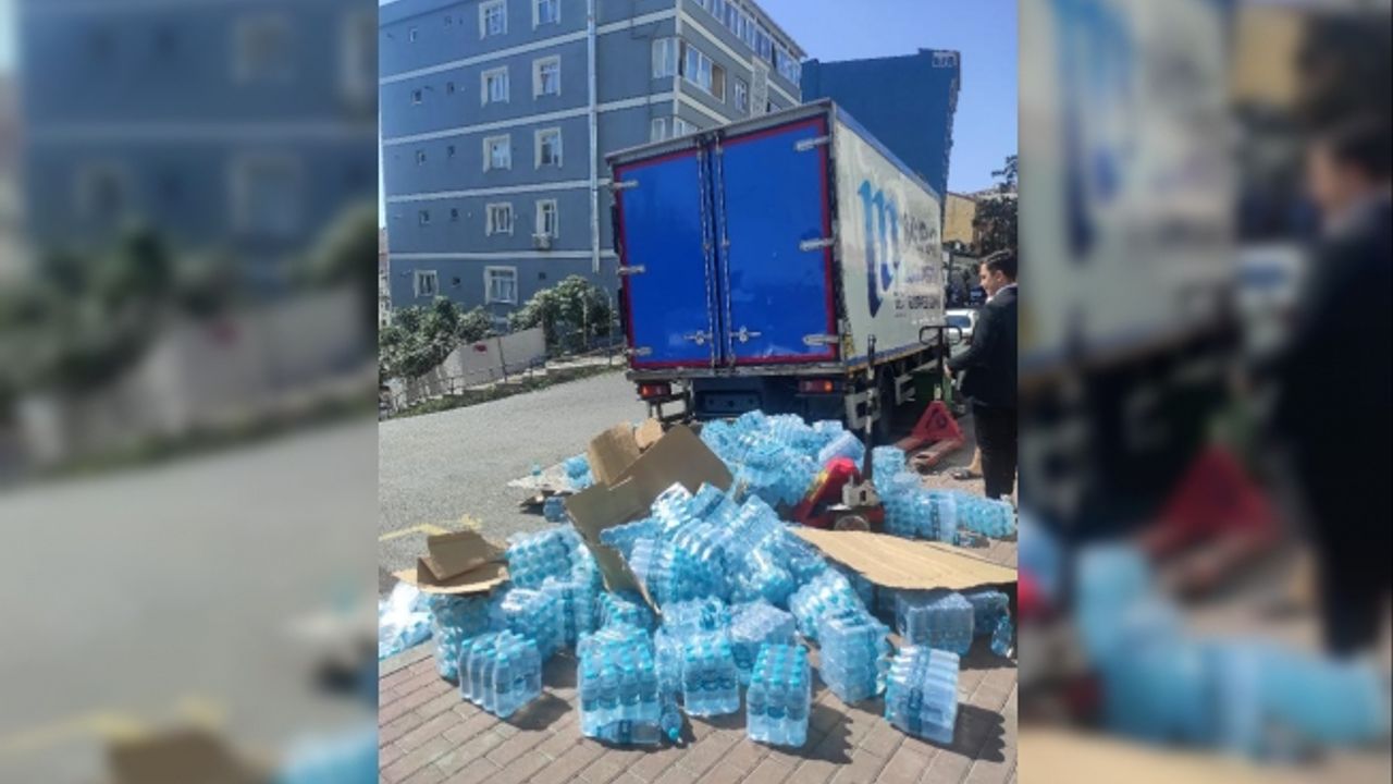 Şoför devrilen paletteki suların altında kaldı