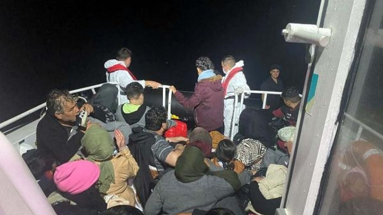 Yunanistan'ın geri ittiği lastik bottaki 40 göçmen kurtarıldı