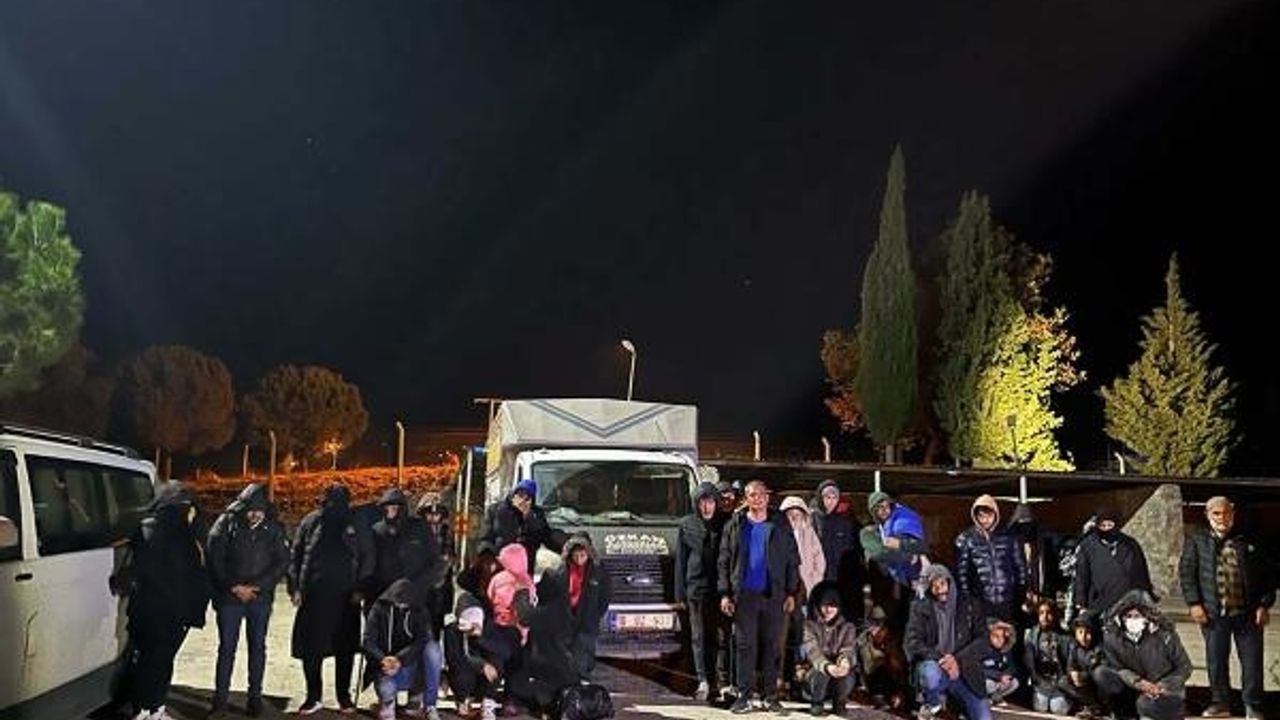 Çanakkale'de 64 kaçak göçmen ile 4 organizatör şüphelisi yakalandı