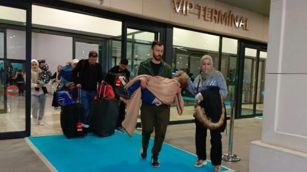 Gazze'den tahliye edilen 87 kişi Türkiye'ye getirildi