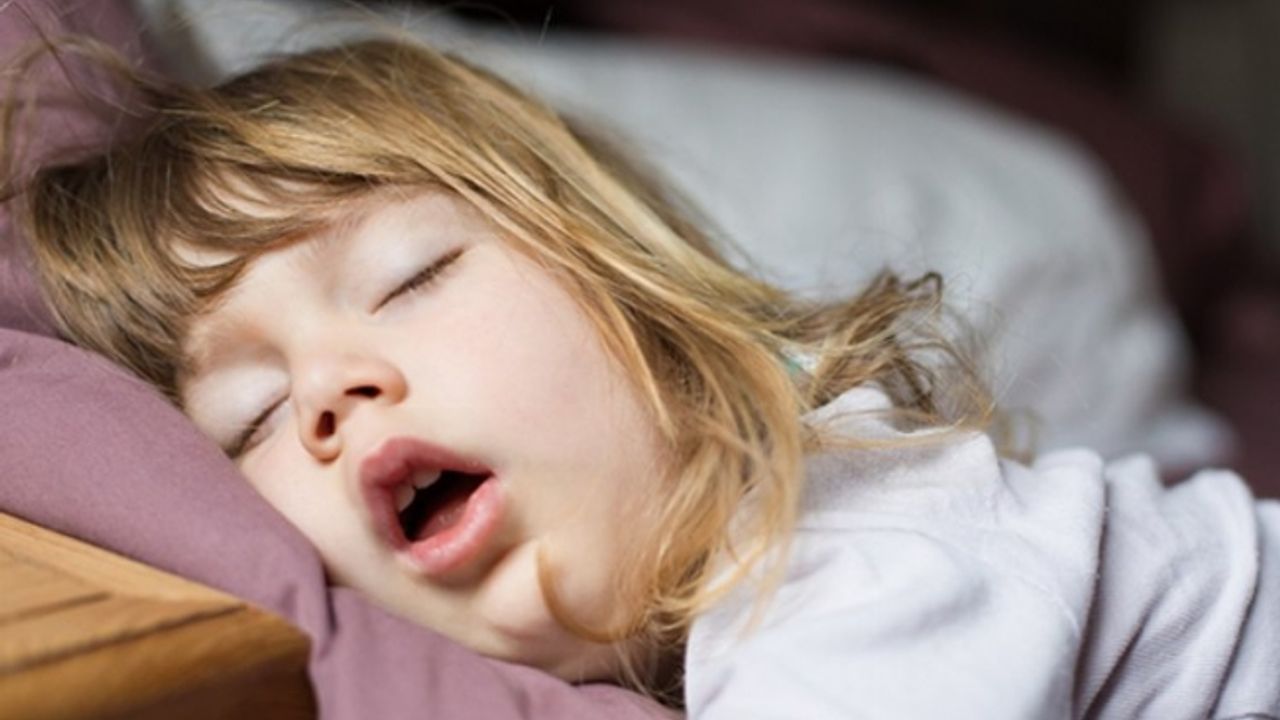 Anne babalar dikkat! Çocukta uykudayken nefes durmasına yol açabilir!