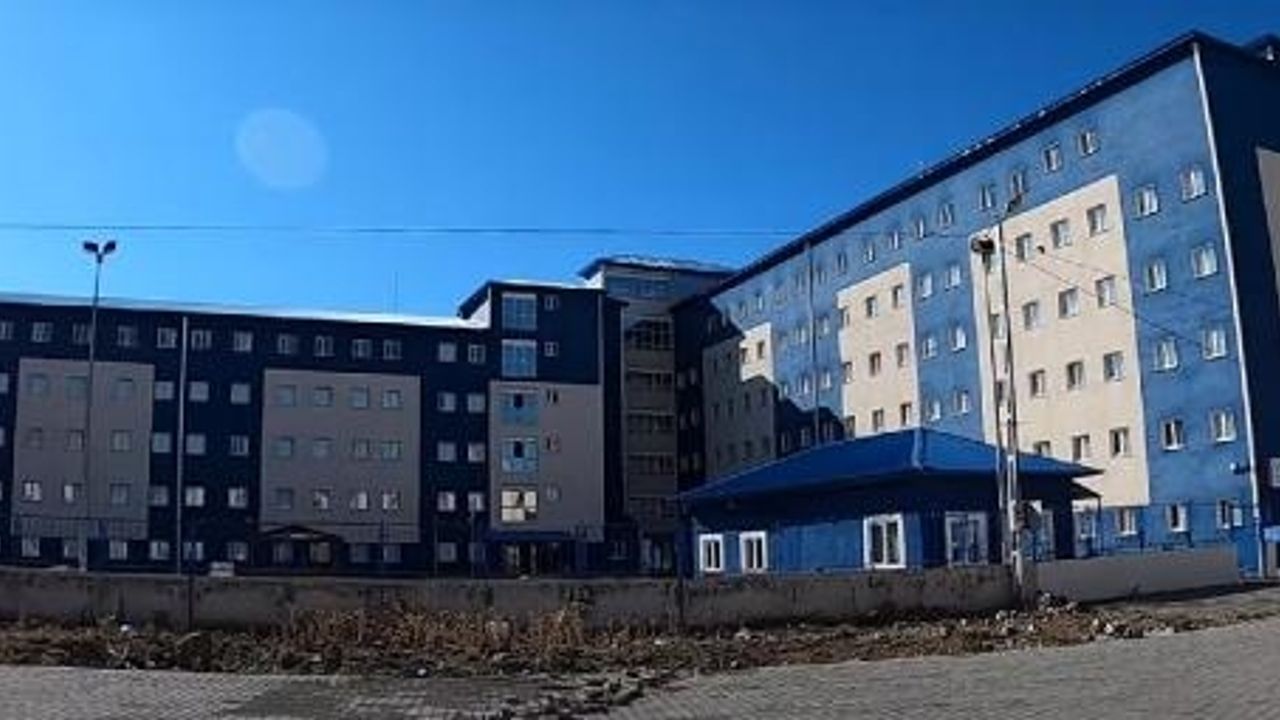 Yurtta ‘üzerime çay döktün’ kavgası! Kız öğrenciler birbirine girdi