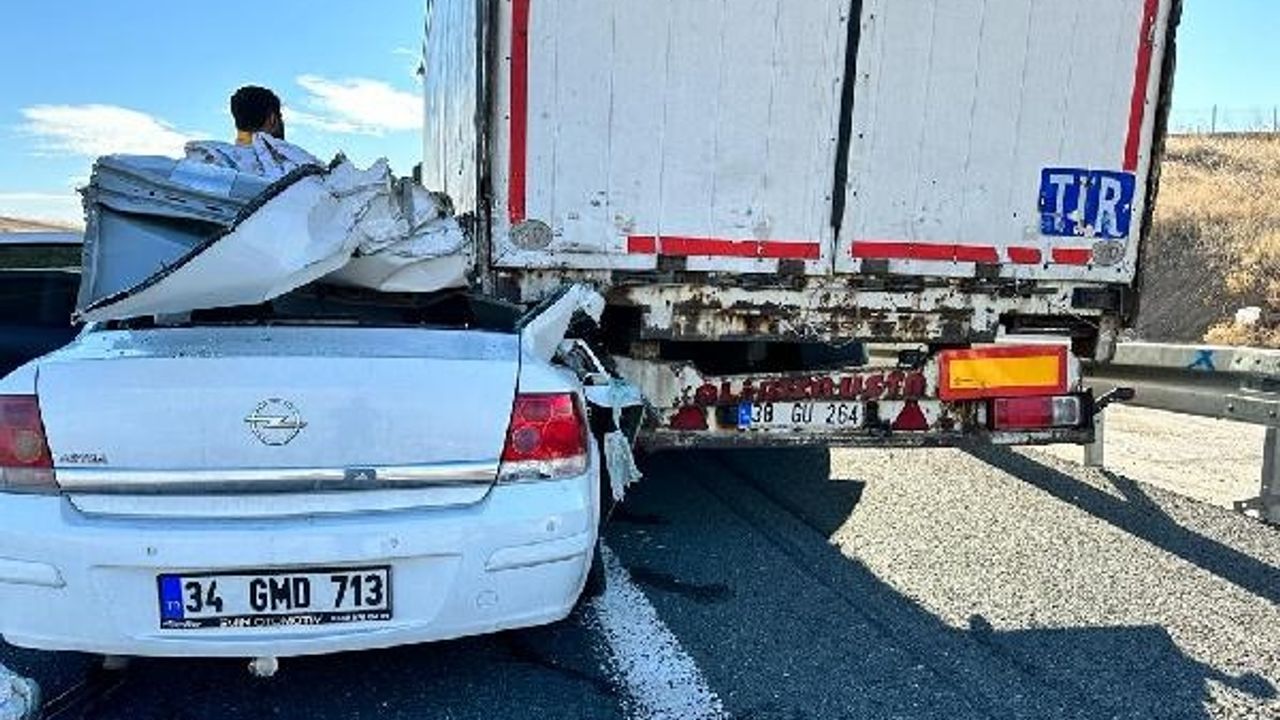 Feci kaza! Otomobil TIR'ın altına girdi