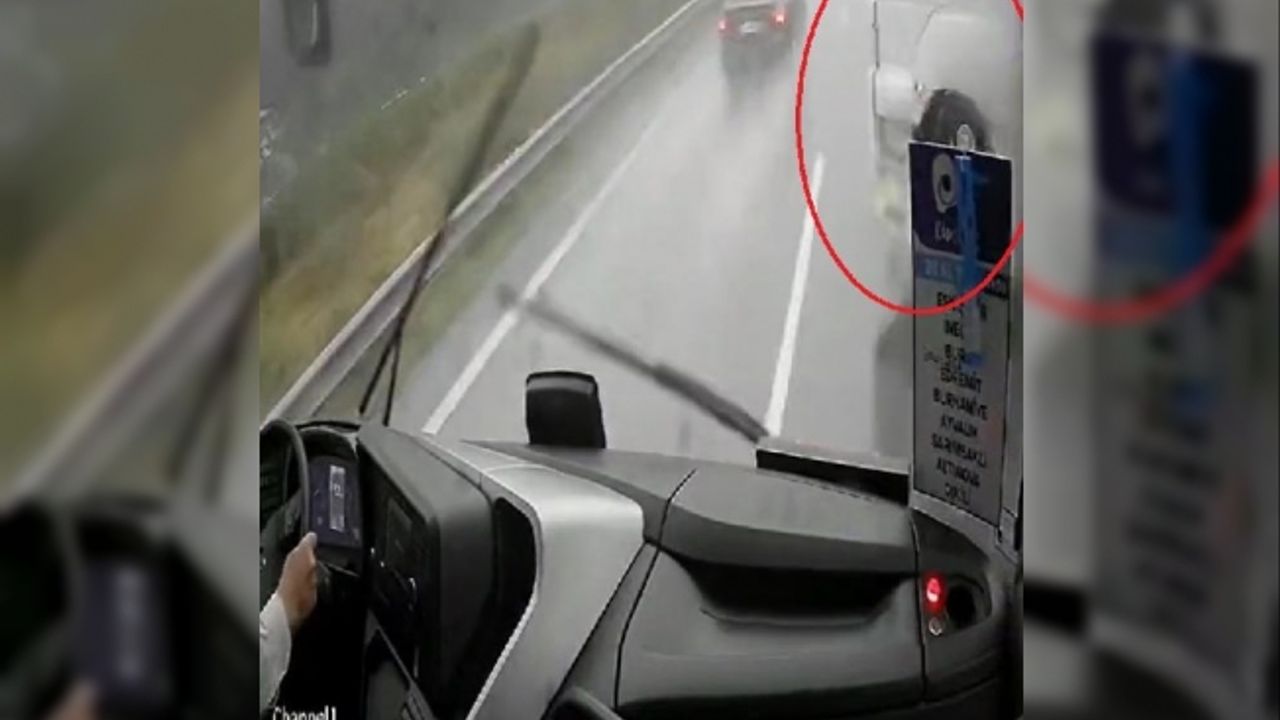 Yolcu otobüsü, aniden şerit değiştiren hafriyat kamyonuna çarptı; kaza anı kamerada