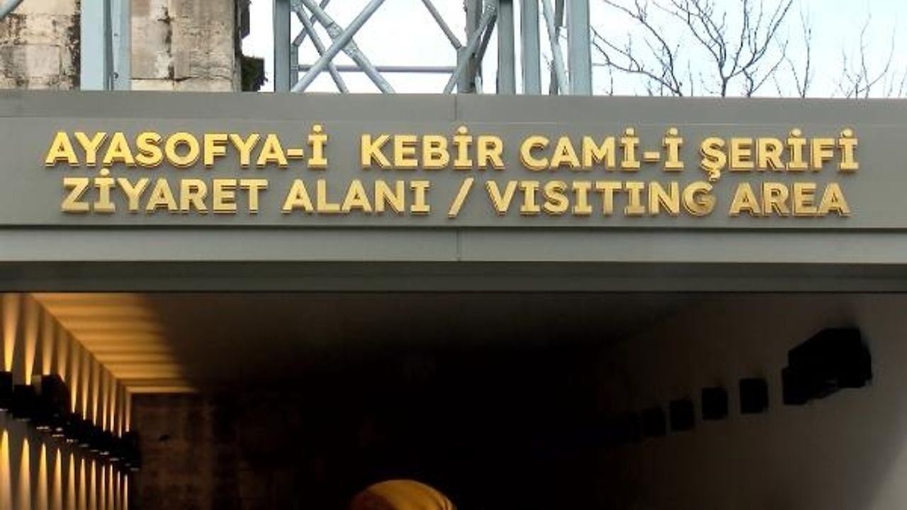 Ayasofya'da uzun kuyruklara son! Giriş yabancı turiste 25 euro oldu