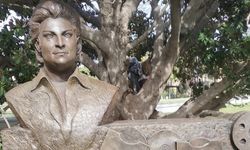 Zeki Müren heykeli vefat ettiği yerde yükseldi!