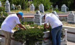 Manisa mezarlıkları bayrama hazır