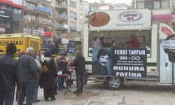 Manisalı hayranı " Ferdi Baba'nın hatırası yeter"  dedi ve Ferdi Tayfur için lokma döktürdü