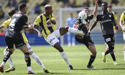 Fenerbahçe sezonu galibiyetle kapattı: Protestolar maça damga vurdu