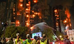 Hong Kong’daki Gökkule Yangınında Can Kaybı 94’e Yükseldi: 40 Saattir Süren Mücadele Sürüyor