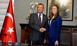 CHP Lideri Özgür Özel’den Manisa’da Yoğun Ziyaret Trafiği: Başkan Durbay’ın Tedavisini Yerinde Takip Etti