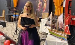 AYGÜL YÜRÜR HEM KİTABINI HEM ŞARKISINI TANITTI