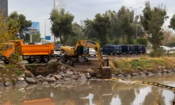 İzmir'de sağanak yağış ve fırtına nedeniyle ekipler seferber oldu