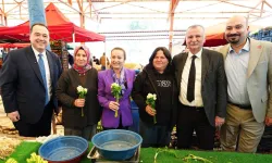 Manisa'da 8 Mart'ta kadınlara çiçek sürprizi