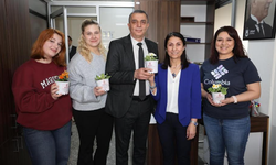 BAŞKAN ŞİMŞEK’TEN KADIN PERSONELE 8 MART ÇİÇEĞİ