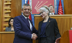 Emine Ülker Tarhan Yıllar Sonra CHP’ye Döndü: Rozetini Özgür Özel Taktı