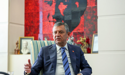 Özgür Özel’in Eski Danışmanı ve Şoförü Gözaltında: Manisa’daki Soruşturma Dikkat Çekti