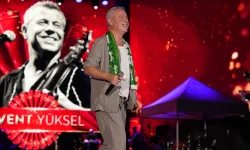 Levent Yüksel dillerden düşmeyen şarkılarını seslendirdi