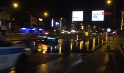 ANTALYA'DA SAĞANAK SONRASI TRAFİĞE KAPATILAN TÜNELDE BİR DE OTOBÜS MAHSUR KALDI