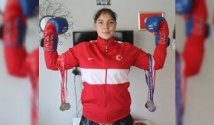 Babasının ısrarıyla haltere başlayan Medine, Türkiye şampiyonu oldu