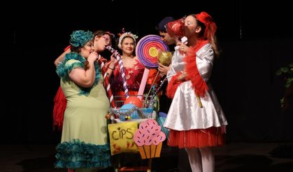 ‘BİZİM AYŞE ABUR CUBUR KRALLIĞI’NDA’ ÇOCUKLARLA BULUŞTU