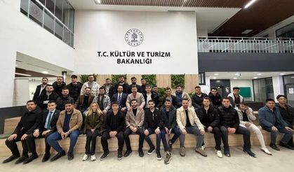 ARINÇ, GENÇLERLE KÜTÜPHANEDE BULUŞTU: SAMİMİ VE KEYİFLİ SOHBET