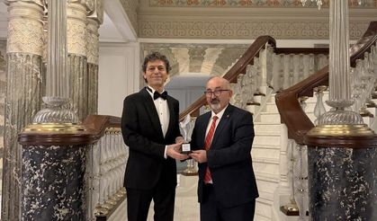 Akif Manaf’a Bir Barış Ödülü Daha: Dünyaca Ünlü Yazar Egeyön Barış Ödülünü Aldı