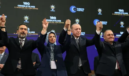 AK Parti'ye üç belediye başkanı daha katıldı... Rozetleri Erdoğan taktı