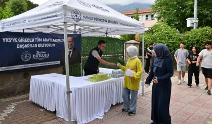 Manisa'da YKS adaylarına su ve limonata ikramı