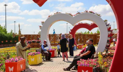 Türkiye'nin en büyük 'çiçek bahçesi' ziyaretçilerle buluştu