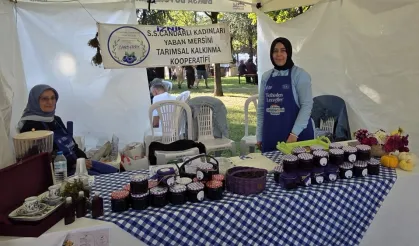Candarlı kadınlarından Bursa Gastronomi Festivali'nde yaban mersini rüzgârı