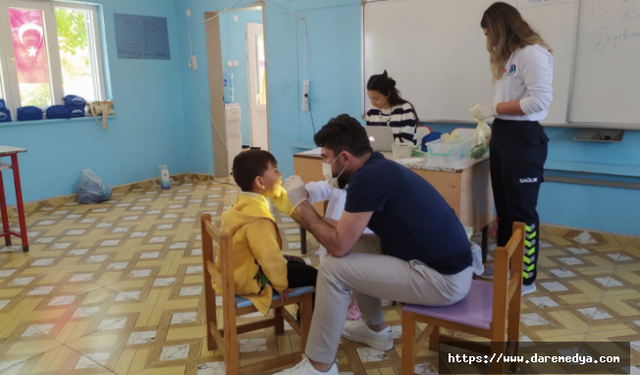Yunusemre Belediyesi, kırsal mahallelerdeki okullarda öğrencilere ağız - diş sağlığı eğitimi veriyor, diş taraması yapıyor