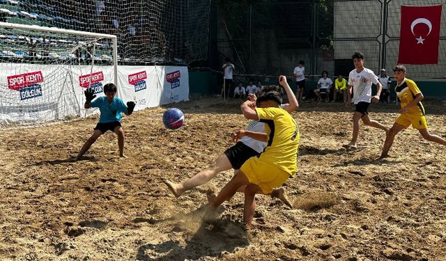 Kocaeli Gölcük'te 'kum futbolu' heyecanı