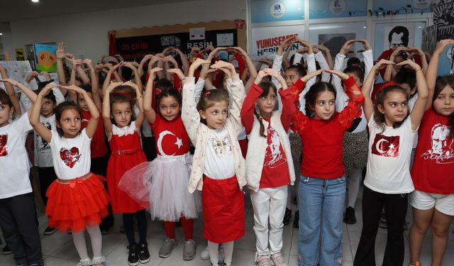 YUNUSEMRELİ MİNİKLER CUMHURİYET COŞKUSUNU ERKEN YAŞADI