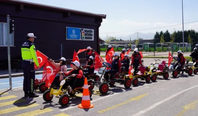 Trafik Eğitim Parkı'nda Türk bayrağıyla renkli kutlama