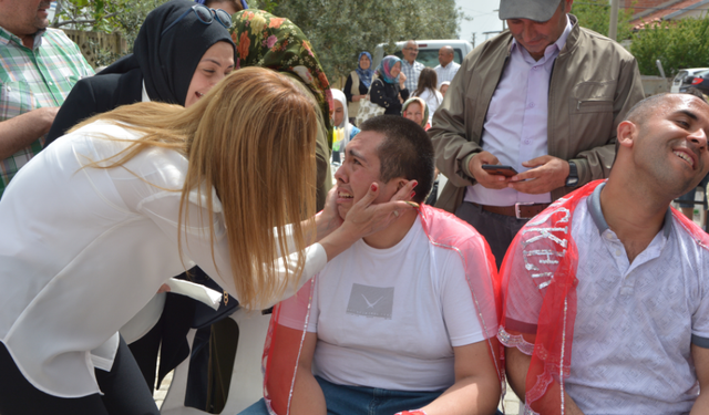 Manisa’da Anlamlı Uğurlama: Özel Gereksinimli Gençler Asker Yolunda
