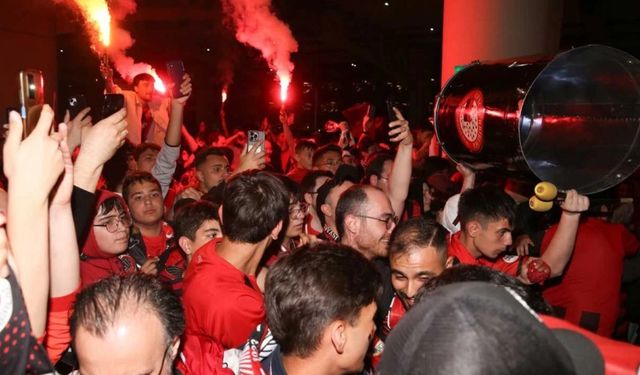 Süper Lig'e yükselen Gençlerbirliği'ne Ankara'da görkemli karşılama