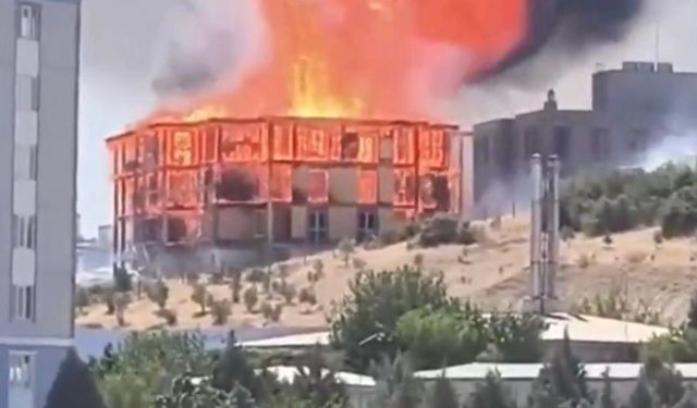 Kahramanmaraş Tekerek’te orman müdürlüğü binasında yangın