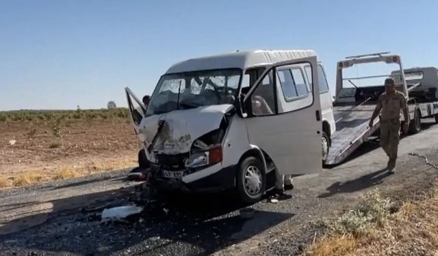 Şanlıurfa’da minibüs ile otomobil çarpıştı: 15 yaralı